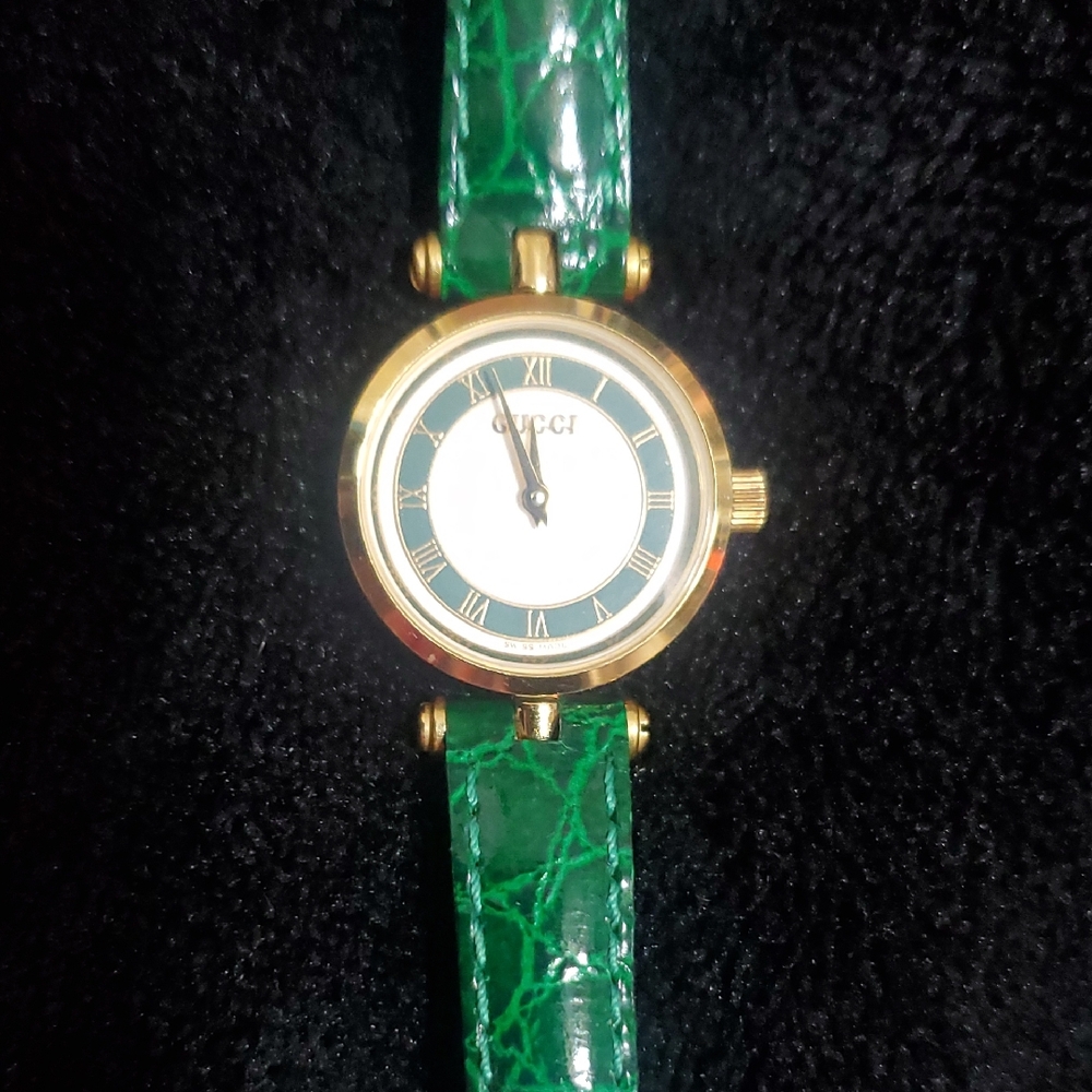 Gucci 2000L Sherry Women’s Gold Green Bezel Watch Swiss Quartz, Vintage Working